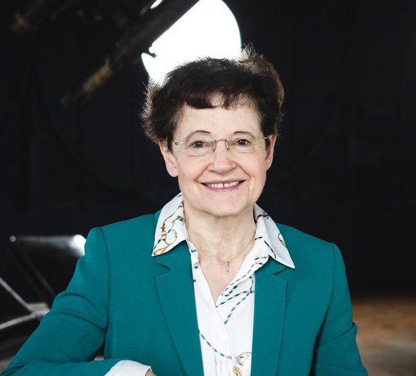 Françoise Combes, astrophysicienne lauréate de la médaille d'or du CNRS 2020, ici à l’Observatoire de Paris - PSL (LERMA, CNRS / Ecole Normale Supérieure / Univ. de Cergy-Pontoise). Spécialiste de la dynamique des galaxies, elle a mis en évidence de nombreux phénomènes permettant d'expliquer leur formation et leur évolution. Aujourd’hui professeure au Collège de France, elle poursuit ses recherches au Laboratoire d’études du rayonnement et de la matière en astrophysique et atmosphères (Lerma). UMR8112 Laboratoire d'étude du rayonnement et de la matière en astrophysique et atmosphères